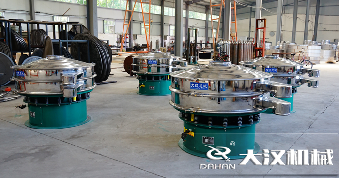 磨料振動(dòng)篩的工作原理：是由直立電機(jī)作為激振源，用來(lái)幫助物料進(jìn)行運(yùn)動(dòng)并且實(shí)現(xiàn)，理想的分級(jí)除雜效果。