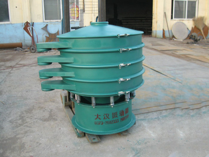 直徑1000型振動(dòng)篩除了有碳鋼材質(zhì)其還有不銹鋼+碳鋼，以及全不銹鋼的選擇，用戶(hù)可根據(jù)用戶(hù)物料的性質(zhì)不同可進(jìn)行選擇。