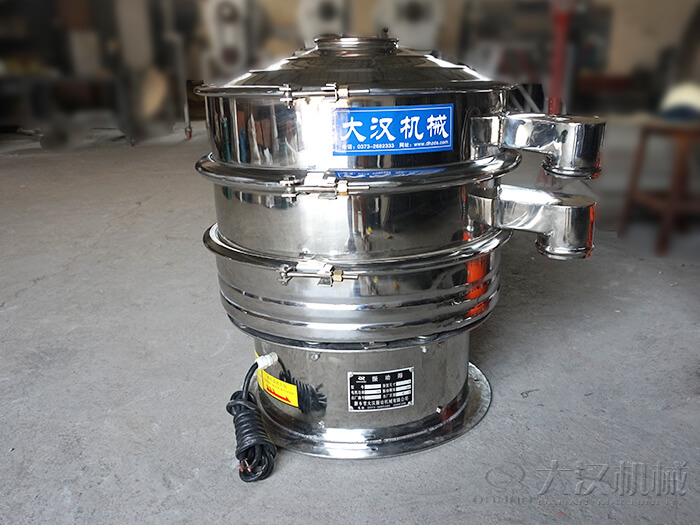 醫(yī)藥振動篩主要采用的是304不銹鋼振動篩，優(yōu)勢：設(shè)備干凈衛(wèi)生，不易生銹，使用壽命長久，經(jīng)久耐用。